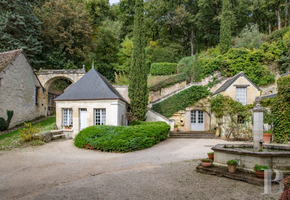 A château and its hamlet on the edge of a forest in the heights of a village near Amboise, In Indre-et-Loire - photo  n°49